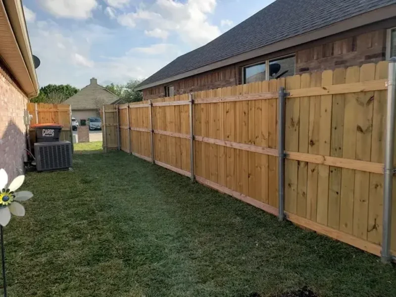 Wood fence side lawn: project view, view 2